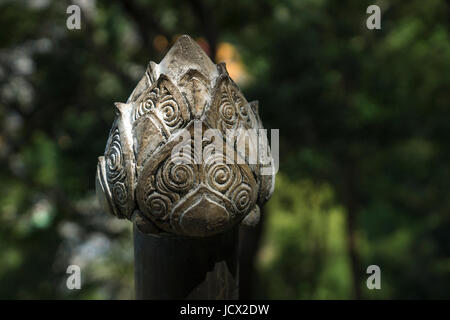 Stone Lotus Moos im Dschungel der Wat Tham Sua, Krabi, Thailand Antike fallenden Stein gemeißelt Stockfoto