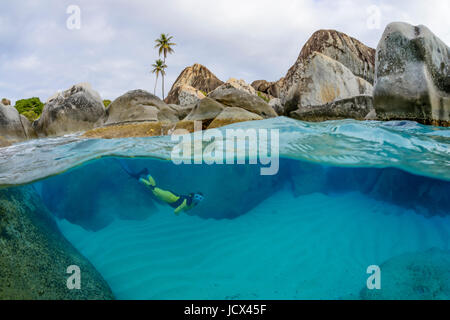 Die Bäder, Splitlevel mit Schnorchler und hochzukommen, Virgin Gorda Island, Britische Jungferninseln, Karibik Stockfoto