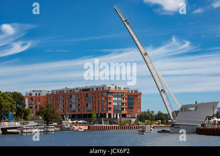 Die neuen, modernen Brücke, Zugbrücke, Überführung in Gdansk, Danzig, über den Fluss Mottlau, Motlau nah an der Altstadt. Polen Stockfoto