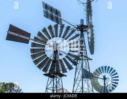 Eine Reihe von historischen traditionellen Windmühlen in ländlichen Queensland Australien Stockfoto