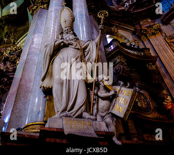 Statue von st. Basilii in St.-Nikolaus-Kirche, Prag, Tschechische Republik Stockfoto