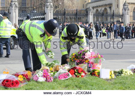 Zwei Polizisten Blumen als Teil der Hommage an PC Keith Palmer und andere Opfer der Londoner Terroranschlag Credit: reallifephotos/alamy Stockfoto