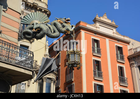 Chinesische Drachen an Fassade des frühen modernistischen Gebäude "Casa Bruno Cuadros" auf der La Rambla, Barcelona, Katalonien, Spanien Stockfoto