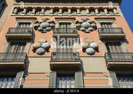 Fassade des "Casa Bruno Cuadros", auch bekannt als 'Casa Dels Paraigües"(Haus der Schirme), auf der La Rambla, Barcelona, Katalonien, Spanien. Stockfoto