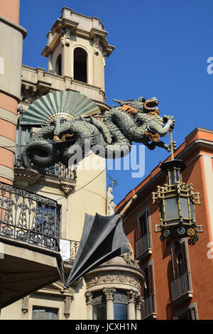 Chinesische Drachen an Fassade des frühen modernistischen Gebäude "Casa Bruno Cuadros" auf der La Rambla, Barcelona, Katalonien, Spanien Stockfoto