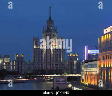 Blick über den Fluss Moskwa aus der Bol Moskvoretskiy Brücke auf dem Appartment-Haus am Kotelnitsheskaya nab., Moskau, Russland, Europa Stockfoto