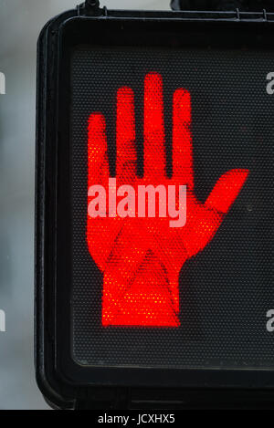 Rote Warnlampe Hand Stop-Signal Fußgängerüberweg Licht, New York, USA Stockfoto