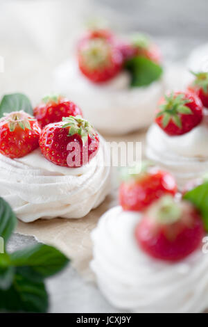 Mini Pavlova mit Erdbeeren und Minze Stockfoto