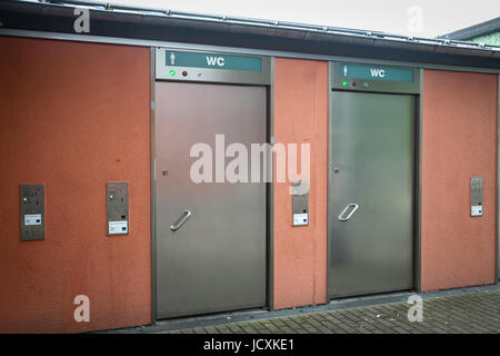 FREISING, Deutschland - Mai 7, 2017: Automatische Münze öffentliche Toiletten am Bahnhof in Fresing, Deutschland betrieben. Stockfoto