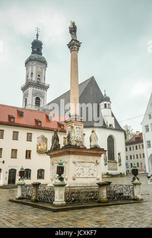 FREISING, Deutschland - 8. Mai 2017: The Mary Spalte auf dem Marktplatz mit Rathaus und Saint Georges Church in Freising, Deutschland. Stockfoto