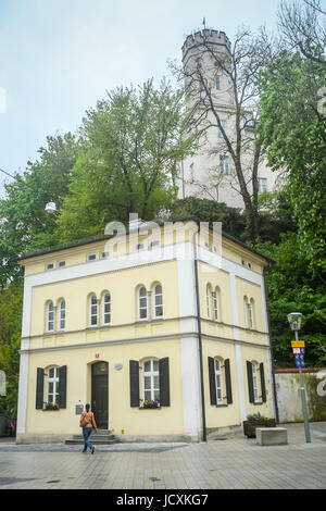 FREISING, Deutschland - 8. Mai 2017: Eine Frau zu Fuß neben einem Gebäude der typisch deutsche Architektur mit dem Amtsgericht im Hintergrund in Freisi Stockfoto