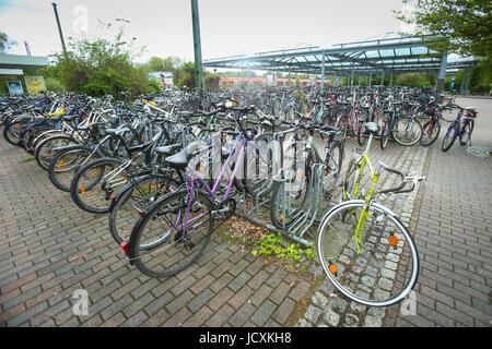 FREISING, Deutschland - 7. Mai 2017: Eine große Gruppe von Fahrräder parken am Bahnhof in Freising, Deutschland. Stockfoto