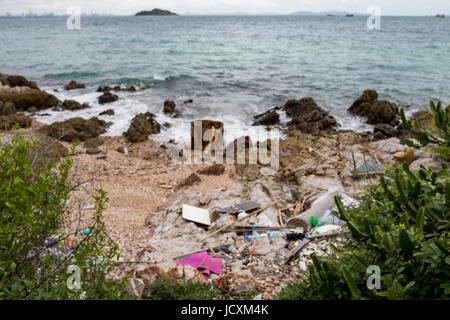 Müll im Meer an den Strand gespült Stockfoto