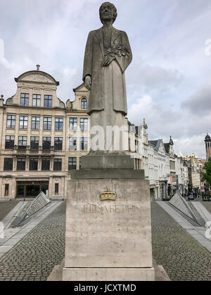 Königin Elisabeth von Belgien Statue von Rene Cliquet 1980 in Brüssel gemacht. Stockfoto