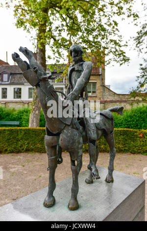 Skulpturengruppe der vier Reiter der Apokalypse von Rik Poot am Hof Arents in Brügge / Brugge, West-Flandern, Belgien Stockfoto