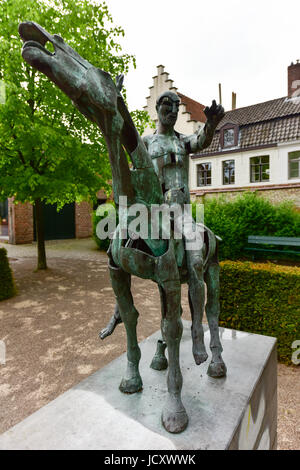 Skulpturengruppe der vier Reiter der Apokalypse von Rik Poot am Hof Arents in Brügge / Brugge, West-Flandern, Belgien Stockfoto