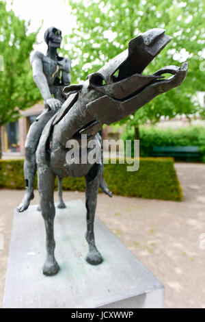 Skulpturengruppe der vier Reiter der Apokalypse von Rik Poot am Hof Arents in Brügge / Brugge, West-Flandern, Belgien Stockfoto