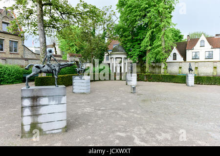 Skulpturengruppe der vier Reiter der Apokalypse von Rik Poot am Hof Arents in Brügge / Brugge, West-Flandern, Belgien Stockfoto