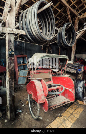 Verfallene Zyklus Rickshaw Garage in Indonesien. Hier kommt Fahrradrikschas repariert bekommen, wenn sie nicht zu viel von einem desolaten Zustand sind Stockfoto