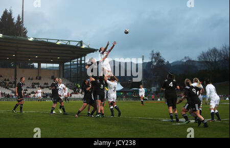 Englands Abbie Scott gewinnt eine Linie heraus während der Rugby Super Series Match bei Rotorua International Stadium, Rotoura. Stockfoto