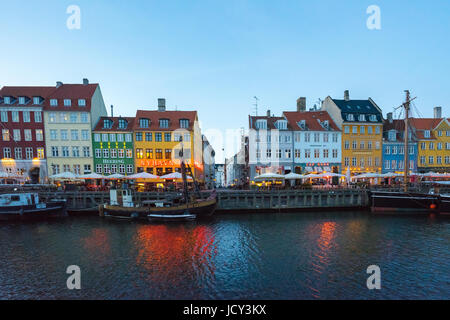 Kopenhagen, Dänemark - 1. Mai 2017: Nyhavn ist ein aus dem 17. Jahrhundert am Wasser, Kanal und Unterhaltung Bezirk in Kopenhagen, Dänemark.