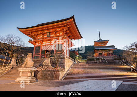 Kyoto, Japan - 31. Dezember 2015: Sonnenaufgang in Kyoto mit Kiyomizu-Dera-Tempel am Morgen, Kyoto, Japan Stockfoto