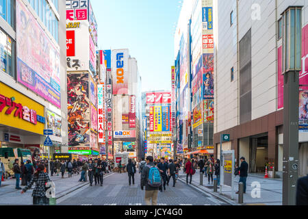 Tokyo, Japan - 31. Dezember 2016: Akihabara-die elektronische Bezirk entwickelte sich zu einem Einkaufsviertel für Videospiele, Anime, Manga, Computer in Tokio, Stockfoto