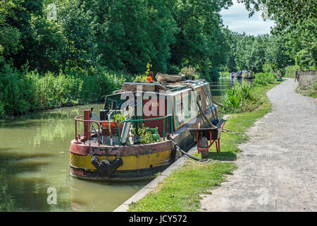 Narrowboat vertäut am Kennet und Avon Kanal Bradford on Avon Stockfoto