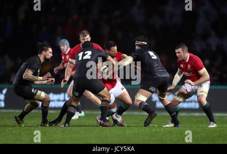 Britische und irische Löwen Ben Te'o wird durch Maori All Blacks Charlie Ngatai (links) und Thomas Franklin während der Tour-Match bei Rotorua International Stadium angegangen. Stockfoto