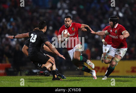 Britische und irische Löwen Ben Te'o läuft auf Maori All Blacks Rob Thompson während der Tour-Match im International Stadium Rotorua. Stockfoto