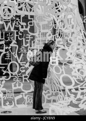 PARIS FRANKREICH - VERLOREN IN DER BRIEFE - die Skulptur vor dem Grand Palais 2009 - Jaume Plensa NOSTROSOS SCULTURE - PARIS STREET ART © Frédéric BEAUMONT Stockfoto