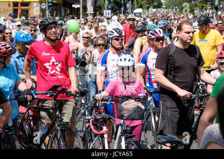 Berlin, Deutschland - 11 Juni 217: viele Menschen auf Fahrrädern auf einem Fahrrad-Demonstration (Sternfahrt) in Berlin, Deutschland. Stockfoto