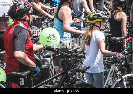 Berlin, Deutschland - 11 Juni 217: viele Menschen auf Fahrrädern auf einem Fahrrad-Demonstration (Sternfahrt) in Berlin, Deutschland. Stockfoto