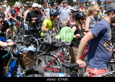 Berlin, Deutschland - 11 Juni 217: viele Menschen auf Fahrrädern auf einem Fahrrad-Demonstration (Sternfahrt) in Berlin, Deutschland. Stockfoto