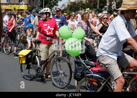 Berlin, Deutschland - 11 Juni 217: viele Menschen auf Fahrrädern auf einem Fahrrad-Demonstration (Sternfahrt) in Berlin, Deutschland. Stockfoto