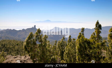 Gran Canaria, Blick vom Pico de Las Nieves in Richtung Teide auf Teneriffa, Roque Nublo auf der linken Seite Stockfoto