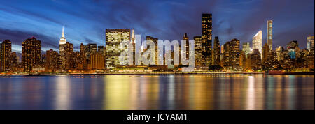 Midtown East Wolkenkratzer aus dem East River in der Dämmerung. New York City Stockfoto