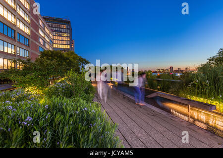 Die Highline in der Dämmerung, Chelsea, Manhattan, New York City Stockfoto