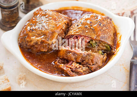 Zrazy Polnisch Rindfleisch Rouladen mit Speck und Essiggurken Stockfoto