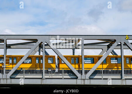 Berlin, Deutschland - 11 Juni 217: Berlin u-Bahn Zug (U-Bahn) Kreuzung Brücke in Berlin, Deutschland. Stockfoto