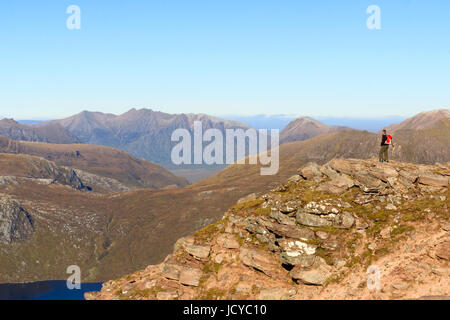 Eine Hillwalker genießen den Blick auf die Fisherfields von Slioch Stockfoto