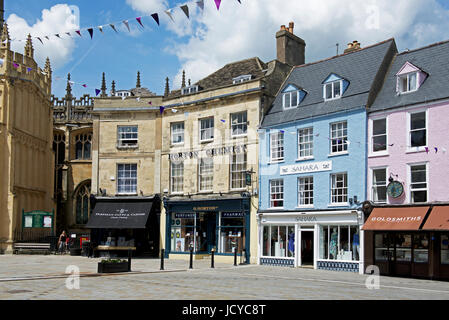 Geschäfte im Dyer Street, Cirencester, Gloucester, England UK Stockfoto