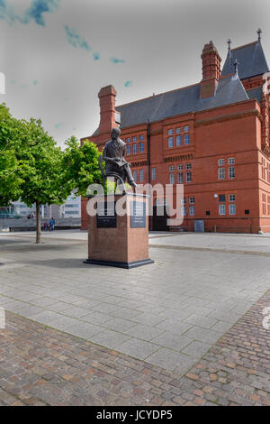 Bucht von Cardiff, Wales - 20. Mai 2017: Pierhead Gebäude und Ivor Novello-Statue im Vordergrund. Stockfoto