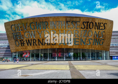 Bucht von Cardiff, Wales - Mai 20,2017: Millennium Centre for Arts, frontale Ansicht. "Schaffen Trth wie Glas aus der Inspiration Ofen." Stockfoto