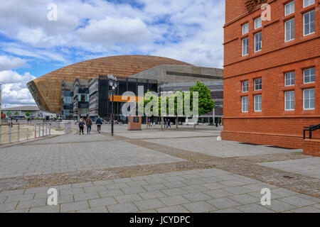 Bucht von Cardiff, Wales - 20. Mai 2017: Millennium Centre for Arts mit Gehweg. Stockfoto