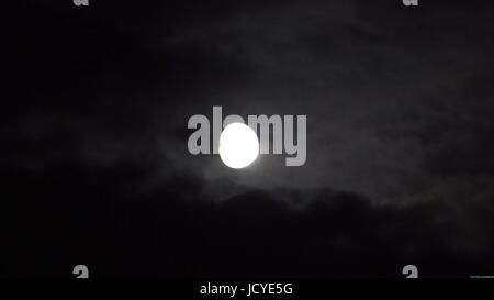 Vollmond hinter Wolken in der Nacht. Stockfoto