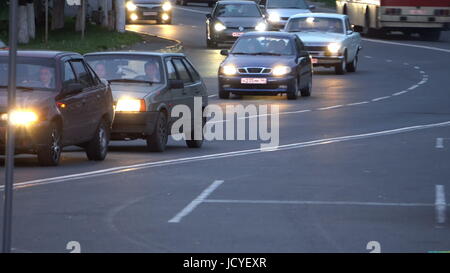 Kursk, Russland - 12. Juni 2017: Zeitraffer des Straße Autos, viel Verkehr Stockfoto