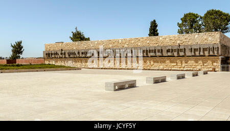 Skulptur im hebräischen Zeichen auf einer Steinmauer außen Yad Vashem, der Holocaust Museum, Jerusalem, Israel, Naher Osten. Stockfoto