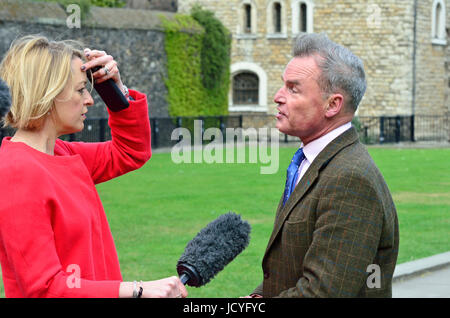 Peter Whittle (UKIP Stellvertretender Parteiführer) wird von BBC Laura Kuenssberg am College Green, Westminster 18. April 2017 kurz nach einem allgemeinen e interviewt Stockfoto