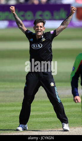 Surreys Jade Dernbach feiert das Wicket von Worcester Moeen Ali beim Royal London einen Tag Cup Semi Finale in New Road, Worcester. Stockfoto